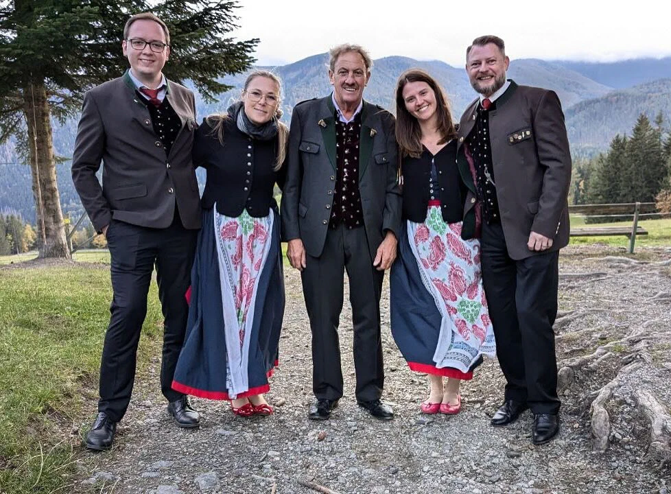 Quarinthia mit Engelbert Schönthaller vor einer Bergkulisse.